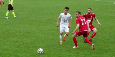 Sandro Lüchinger (links) und Manuel Bont verteidigen gemeinsam gegen den Ex-Rheinecker Afkari 