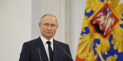 ARCHIV - Wladimir Putin, Präsident von Russland, spricht während der Ehrung der Medaillengewinner der XXIV. Olympischen Winterspiele in Peking und der Mitglieder der russischen paralympischen Mannschaft durch das Russische Olympische Komitee im Kr...