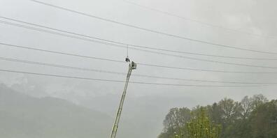 Ein Gleitschirmflieger blieb beim Landeanflug in Enney FR am Samstag auf rund dreissig Metern Höhe in einer Hochspannungsleitung hängen. Der Rettungseinsatz dauerte mehrere Stunden.