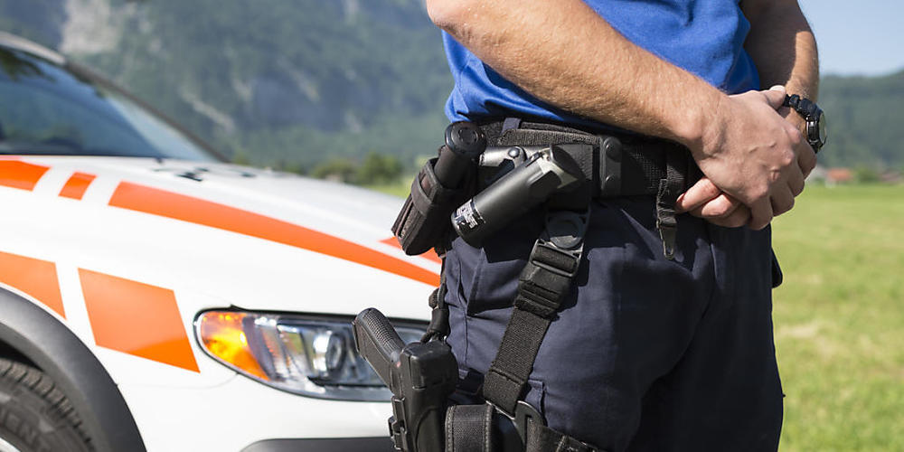 In Näfels GL kam es bei einer versuchten Verhaftung von mutmasslichen Einbrechern zu einem Schusswaffeneinsatz der Polizei. (Archivbild)