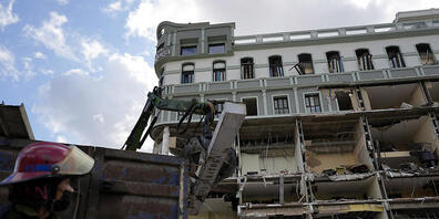 Arbeiter entfernen Schutt vom Ort der Explosion, die das Fünf-Sterne-Hotel Saratoga zerstört hat. Foto: Ramon Espinosa/AP/dpa