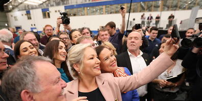 Michelle O'Neill (Mitte l), Spitzenkandidatin der nordirischen Partei Sinn Fein, und Mary Lou McDonald (Mitte r), Vorsitzende der nordirischen Partei Sinn Fein, machen ein Selfie im Meadowbank-Wahlauszählzentrum. Foto: Peter Morrison/AP/dpa