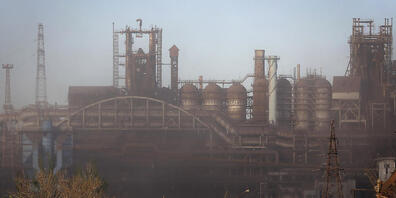Rauch steigt während des Beschusses aus dem Stahlwerk Azovstal in Mariupol auf. Foto: Alexei Alexandrov/AP/dpa