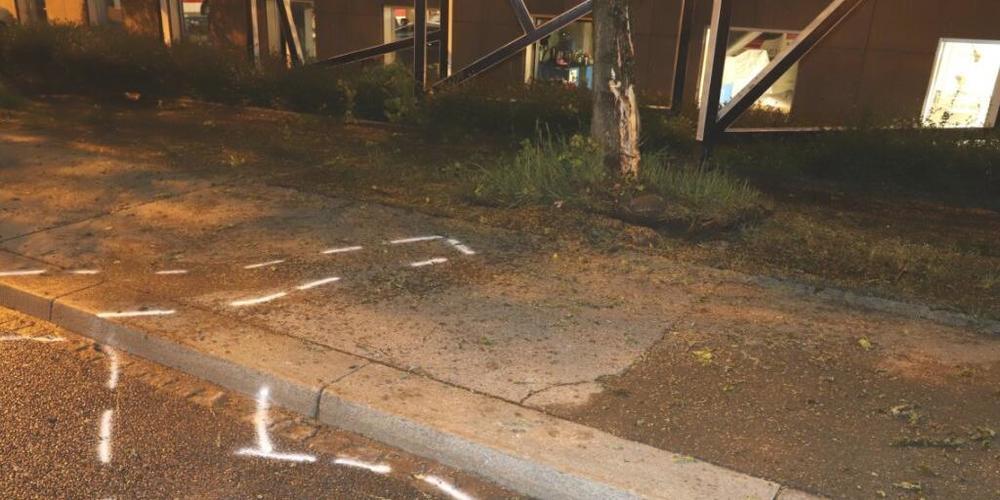 Ein Autoinsasse wurde verletzt, als der Personenwagen in St. Gallen gegen einen Baum prallte.