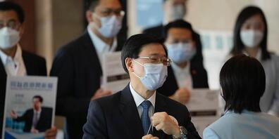 Der ehemalige Sicherheitsminister John Lee nahezu einstimmig zum nächsten Regierungschef für Hongkong gewählt worden. Foto: Kin Cheung/AP/dpa