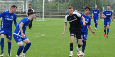 Nurkan Ibrahimi versucht sich gegen drei Emser durchzusetzen