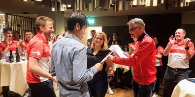 Spielerinnen und Spieler des Meisterteams erhielten an der Meisterfeier "traditionsgemäss" ein Goldvreneli aus den Händen von Adrian Müller, BCU-Vizepräsident und Vorsitzender der Bankleitung des Sponsors Clientis Bank Oberuzwil. 