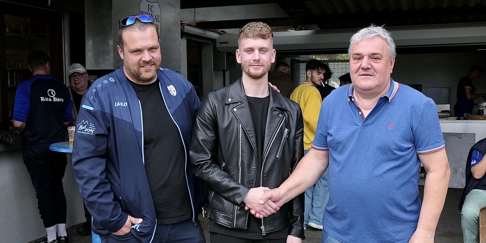 (v.li.) FCW-Trainer Andreas Lüchinger, Offensivspieler Lars Ivanusa und Sportchef Markus Hutter sind sich einig geworden