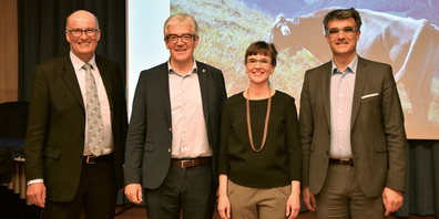 SBV-Präsident Markus Ritter, Regierungsrat Jon Domenic Parolini,  Carmelia Maissen und Regierungspräsident Marcus Caduff (v.l.).  