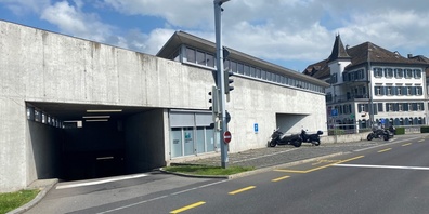 Ein 55-jähriger Autofahrer touchierte im fahrunfähigen Zustand die Wand bei der Einfahrt ins Parkhaus See – der Führerausweis wurde ihm abgenommen.