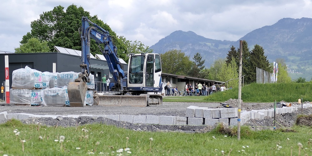 Mit der Entfernung des alten Tartan-Kunststoff-Belags und dessen Entsorgung wurden vergangene Woche die ersten baulichen Schritte für die Street-Soccer-Plätze gesetzt