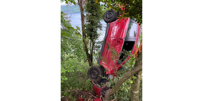 Das Auto landete im steil abfallenden Waldgebiet und wurde vorübergehend gesichert. 