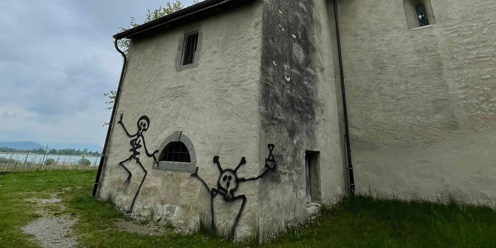 Auf der Ufnau prangen zwei Sprayzeichnungen von Harald Naegeli an der Wand des Beinhauses. 