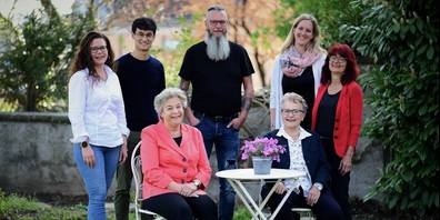 Hintere Reihe, stehend von links: Seraina Näpflin, Otto Brunner, Roger Alder, Kathrin Pfister, Regina Pauli Vorne, sitzend, von links: Präsidentin Heidi Güttinger und Margrit Koller.