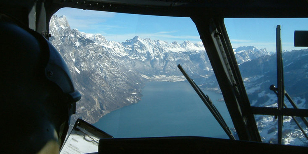 Vor gut einem Jahr von einem Laserpointer beim Überflug über den Walensee geblendet: der Pilot eines Superpumas der Schweizer Armee. 