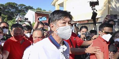 Ferdinand Marcos Jr. verlässt das Wahllokal, nachdem er seine Stimme abgegeben hat. Foto: -/kyodo/dpa
