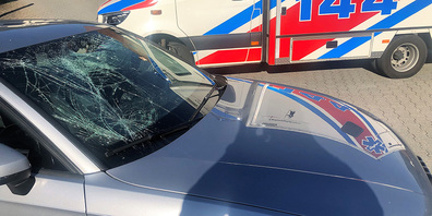 Ein Jugendlicher prallte bei der Kollision mit dem PKW (Bild) gegen die Frontscheibe des Wagens. 