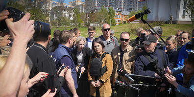 Außenministerin Annalena Baerbock (Bündnis 90/Grüne) spricht während ihres Besuchs in der Nähe eines Massengrabes in Butscha zu Journalisten. Sie  ist das erste deutsche Kabinettsmitglied, das seit Beginn des russischen Angriffskrieges gegen die U...
