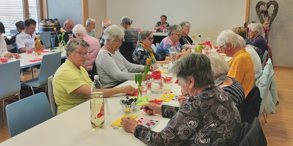 Mit viel Freude und Spannung spielten die Seniorinnen und Senioren insgesamt sechs Runden Lotto.