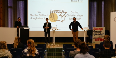 Podium an der Kantonsschule Wattwil, v.l.n.r. Discuss it-Moderator Sven Egloff, Nicolas Stillhart (Jungfreisinnige), Christian Vogel (SVP). 