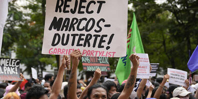 Vor dem Büro der philippinischen Wahlkommission in Manila protestieren die Menschen. Sie zweifeln das Ergebnis der Präsidentschaftswahlen an. Foto: Aaron Favila/AP/dpa