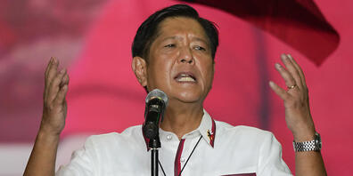 Ferdinand Marcos Jr., Präsidentschaftskandidat und Sohn des verstorbenen Diktators Marcos, gestikuliert bei der letzten Wahlkampfveranstaltung «Miting De Avance». Foto: Aaron Favila/AP/dpa