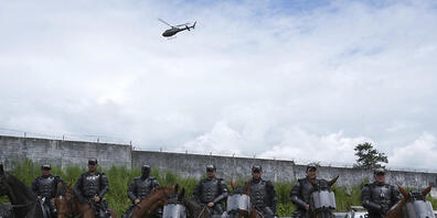 Ein Hubschrauber überfliegt das Bellavista-Gefängnis, in dem es zu tödlichen Auseinandersetzungen kam. Foto: Dolores Ochoa/AP/dpa