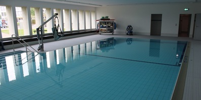 Ein Wasserlift für Behinderte erleichtert den Ausstieg im neuen Schwimmbecken.