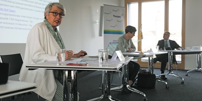 Regierungspräsidentin Monika Knill, Chefin des Departements für Erziehung und Kultur, Regierungsrätin Cornelia Komposch, Chefin des Departements für Sicherheit und Justiz, und Regierungsrat Urs Martin, Chef des Departements für Finanzen und Soziales, informierten im Rahmen einer Medienkonferenz über den Stand der Vorbereitungen und Arbeiten der kantonalen Verwaltung zur Aufnahme von ukrainischen Flüchtlingen. 