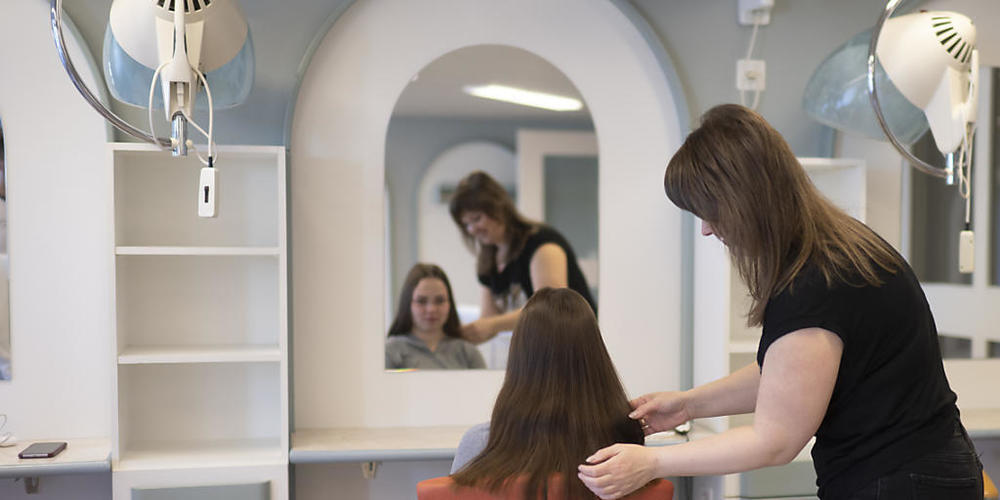 Der erste Haarschnitt in Sicherheit: Geflüchtete aus der Ukraine haben im ehemaligen Alterszentrum in Kirchberg SG einen Coiffeursalon wieder in Betrieb genommen.