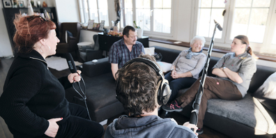 Die Familie Kessler-Schnyder öffnete für einen Podcast der Pro Senectute ihr Wohnzimmer und plaudert aus dem Nähkästchen. 