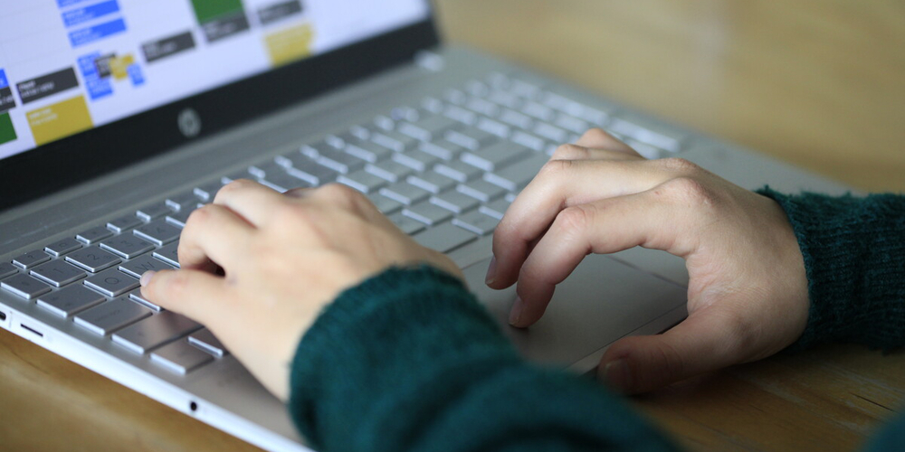 Bildlich gesprochen nutzen Entwicklerinnen und Entwickler eine Low-Code-Plattform wie einen Baukasten mit verschiedensten virtuellen Legosteinen.