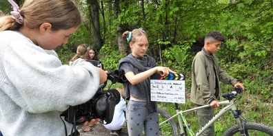 Beim Filmdreh für ihren Kurzfilm «School, Love and Blackmail» waren alle Schülerinnen und Schüler der Primarschulde Weiden mit vollem Elan dabei.