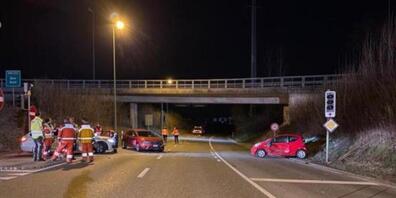 Bei der Kollision zweier Autos sind in Weiningen ZH zwei Autolenkerinnen verletzt worden. (Bild: Kantonspolizei Zürich)