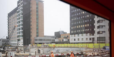 Die St. Galler Regierung sieht in den öffentlichen Spitälern - hier die Baustelle des Kantonsspitals St. Gallen - ein Risiko für den Staatshaushalt. (Archivbild)