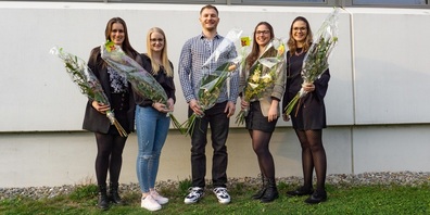 Die frisch diplomierten Absolventinnen (v.l.): Nicole Graf, Romina Knöpfel, Emanuel Wirth, Jasmin Scherrer und Aline Schweizer