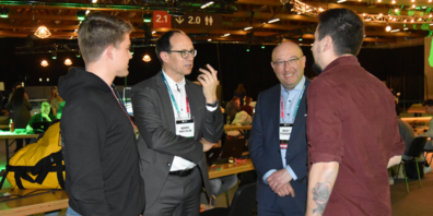 Beat Tinner (2. v. r.) und Marc Mächler (2. v. l.) tauschten sich mit vielen Start-Up-Gründern aus.