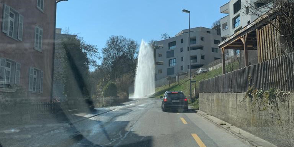Aufgrund der Wasserfontäne musste der Verkehr umgeleitet werden.