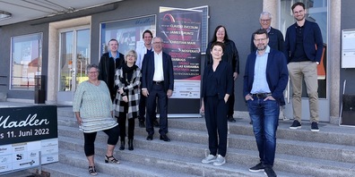 Veranstalter und Sponsorenvertreter freuen sich auf das Festival: v.l. Denise Zellweger (Madlen), Peter Küpfer (Gravag), Christa Köppel (Rheintaler Kulturstiftung), Pascal Zäch (Madlen), Norbert Büchel und Doris Büchel (Mobiliar Versicherung), Judith Spirig und Christian Häle (beide Sonnenbau AG), Christian Fiechter, Roland Züger (Kühnis Hören und Sehen)