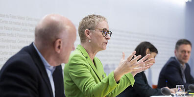 Miriam Behrens, Direktorin der Schweizerischen Flüchtlingshilfe (Mitte) spricht vor den Medien in Bern über die Aufnahme von Geflüchteten in Gastfamilien.