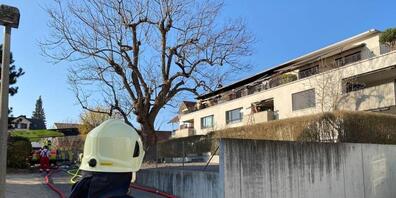 Ein Feuerwehrmann vor dem Wohnhaus in Bubikon, wo ein Feuer ausgebrochen ist.