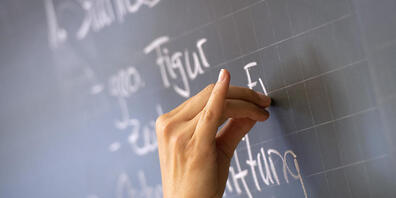 Zürcher Lehrpersonen müssen Überzeit leisten, kritisieren Lehrpersonenverbände und fordern eine rasche Anpassung des Berufsauftrages. (Symbolbild)