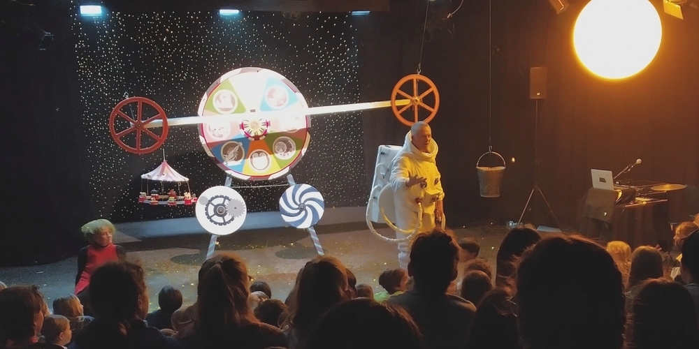 Für die 3. bis 6. Klassen spielte das Societätstheater Dresden «Glück, eine kurze Geschichte der Menschheit».