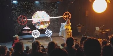 Für die 3. bis 6. Klassen spielte das Societätstheater Dresden «Glück, eine kurze Geschichte der Menschheit».