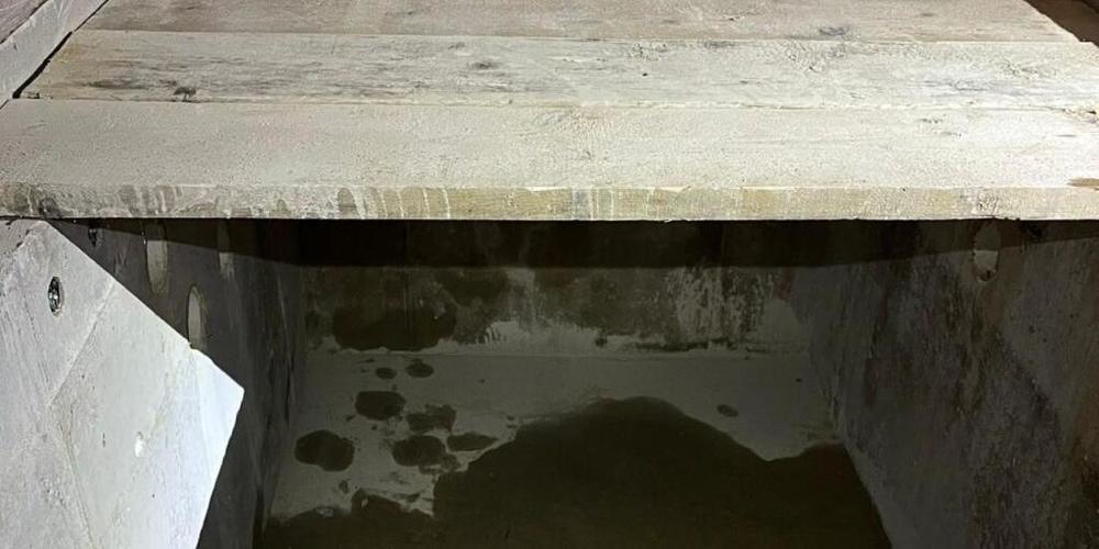 In diesem Schacht fand die Polizei einen Schwarzarbeiter, der sich versteckt hatte.