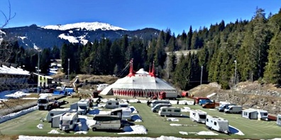 Ein Knie-Zelt steht nun für 2 Jahre in LAAX-Flims als Provisorium für die bekannte Freestyle Akademie.