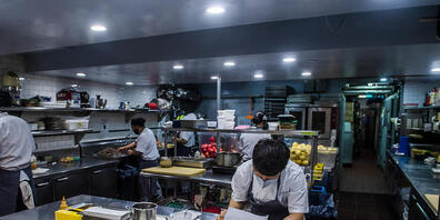 Bei Kontrollen von vier Gastrobetrieben hat die Kantonspolizei Zürich Verstösse gegen das Gastgewerbegesetz, das Gesundheitsgesetz, das Geldspielgesetz sowie gegen die Preisbekanntgabeverordnung festgestellt. (Symbolbild)