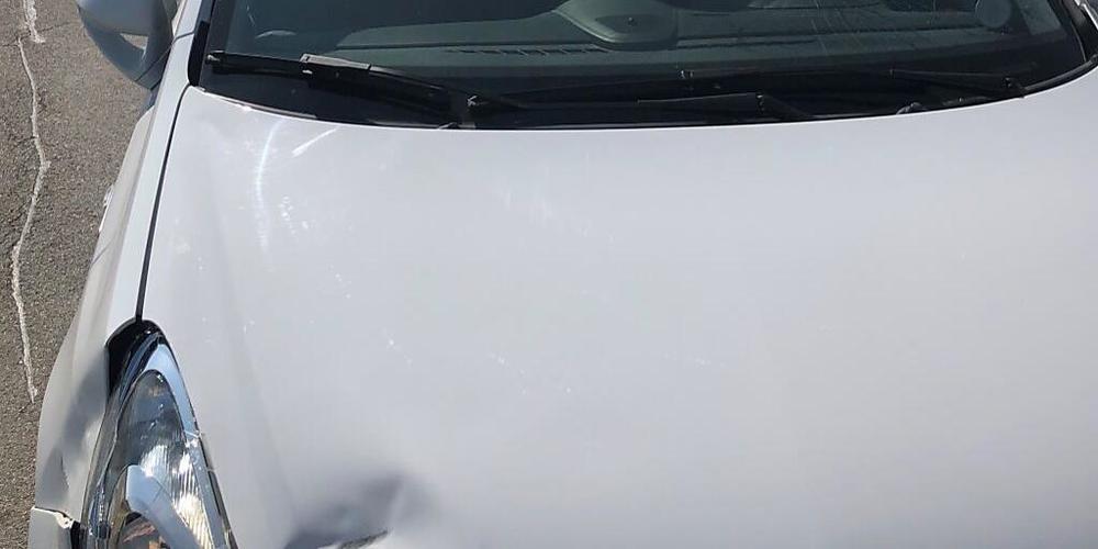 Das durch den Zusammenprall mit dem Velo beschädigte Auto.