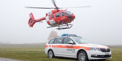 Die Rega flog den abgestürzten Gleitschirmpilot in den Spital.