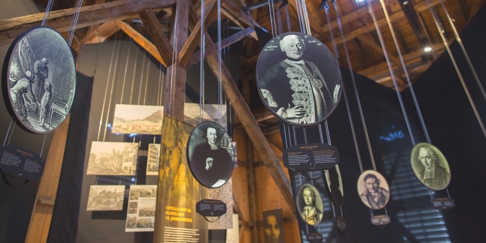 Blick in den Ausstellungsraum im denkmalgeschützten Hänggiturm in Ennenda.